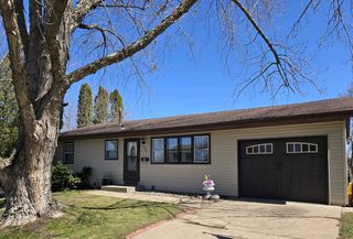 1876 Phyllrich Dr, Dubuque, IA 52002