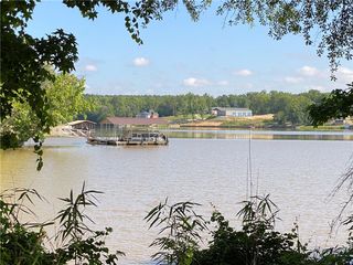 814 Eagles Harbor Dr, Hodges, SC 29653
