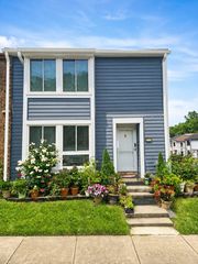 8723 Ridge Hollow Ct, Springfield, VA 22152