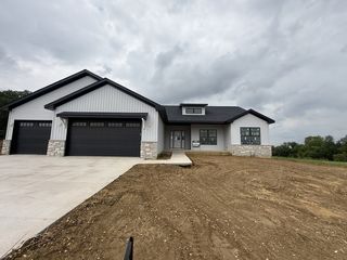 7202 Alvie Ct, Bettendorf, IA 52722