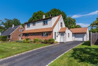 27 Collins Rd, Glen Cove, NY 11542