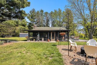 1228 Creekwood Dr, South Haven, MI 49090