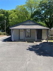 140 Line St, Buford, GA 30518