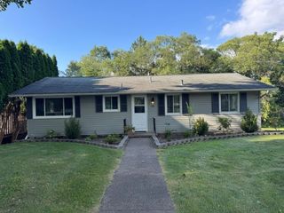 15 Meadow Dr, Rochester, NY 14618