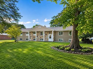 8750 Queensland Ln N, Maple Grove, MN 55311