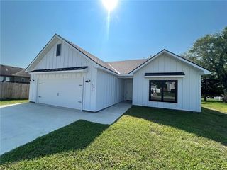 606 Oakmont Dr, Warrensburg, MO 64093