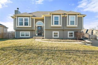 1903 Lake Dr, Smithville, MO 64089