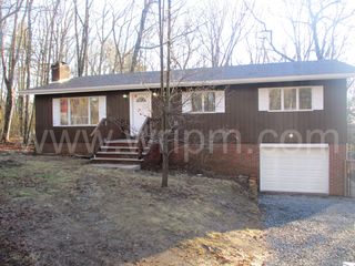 140 Hemlock Dr, Dingmans Ferry, PA 18328