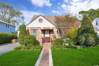 606 Foch Boulevard, Williston Park, NY 11596