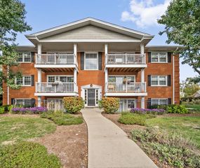 0S600 Old York Rd #201, Elmhurst, IL 60126