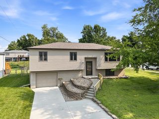 480 Valley Dr, Springfield, NE 68059