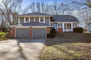 916 Dunwich Dr, Liberty, MO 64068