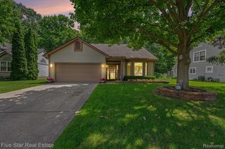 6838 Fox Ln, Waterford, MI 48327