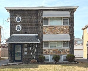 8652 Leamington Ave, Burbank, IL 60459