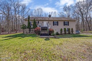 109 Bayberry Dr, Hawley, PA 18328
