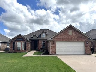 1912 SE 18th St, Moore, OK 73160