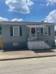 121 E  Peach St, Connellsville, PA 15425