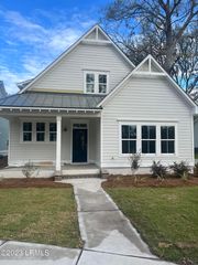 7 Middle Island St, Beaufort, SC 29907