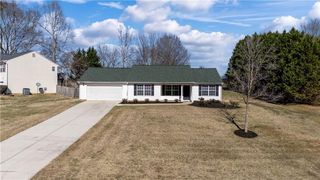 416 Raymond Dr, Winder, GA 30680
