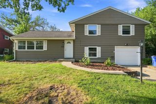1527 29th St NE, Cedar Rapids, IA 52402