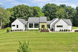 104 Apple Valley Ln, Granville, OH 43023