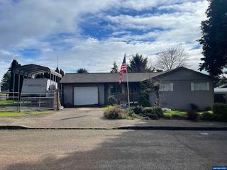 886 NE E St, Willamina, OR 97396