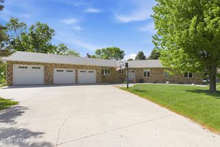 1101 Skyline Dr, Watertown, SD 57201