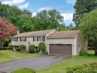 17 Brewster Dr, Bridgewater, MA 02324