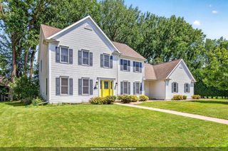 2415 Maple Grove Dr, Neenah, WI 54956