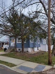 80 Heald St, Carteret, NJ 07008
