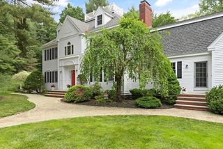 9 Mohawk Ln, Lynnfield, MA 01940