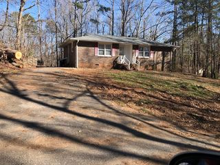 42 W  Cork St, Ware Shoals, SC 29692