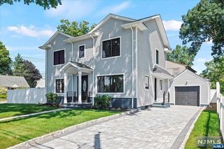 5 Momar Dr, Bergenfield, NJ 07621