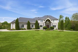 9 Falcon Lakes Dr, South Barrington, IL 60010