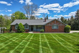 8389 Manchester Dr, Grand Blanc, MI 48439