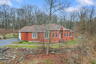 212 Rodeo Dr, Lords Valley, PA 18428