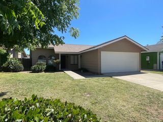 230 Forest Dr, Kingsburg, CA 93631