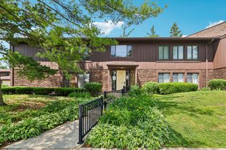 1320 Cass Ln W #201, Westmont, IL 60559