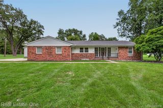 2230 Odette Dr, Waterford, MI 48328