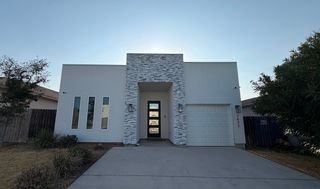 1432 Los Estribos Dr, Laredo, TX 78046