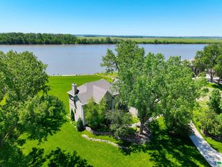 1052 Pebble Beach Dr, Dakota Dunes, SD 57049