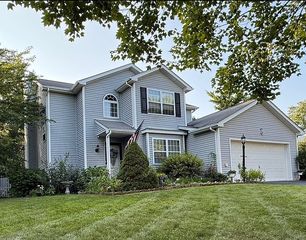 7 Pearlbush Ln, Poughkeepsie, NY 12603