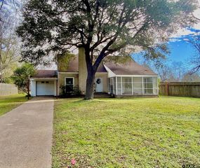 102 N  Gordon Dr, Crockett, TX 75835
