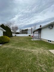 231 44th St, Lindenhurst, NY 11757