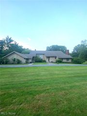2021 Lyndway Rd, Cleveland, OH 44121