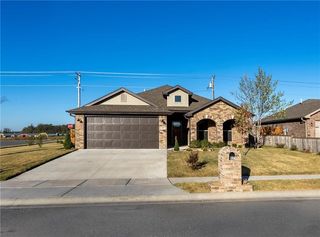 117 Oak Ave, Gentry, AR 72734