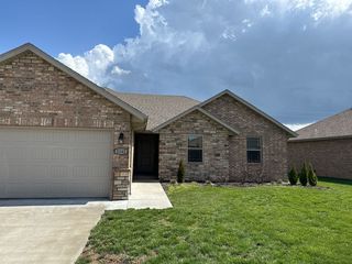 2142 N  Boardwalk Ave, Strafford, MO 65757