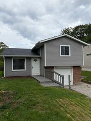 4880 Brooksdale Rd, Mentor, OH 44060