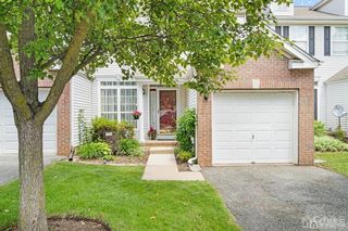 8 Molteg Dr, Parlin, NJ 08859