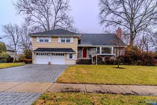 197 Country Club Dr, Oradell, NJ 07649